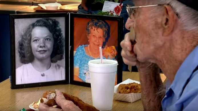 Weduwnaar Clarence Purvis eet zijn maaltijd in het restaurant. Foto's van een jonge en een oude Carolyn houden hem gezelschap.