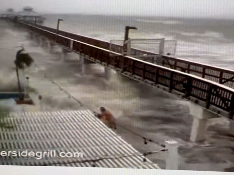 Zwemmers duiken in zee terwijl orkaan Ian Florida nadert
