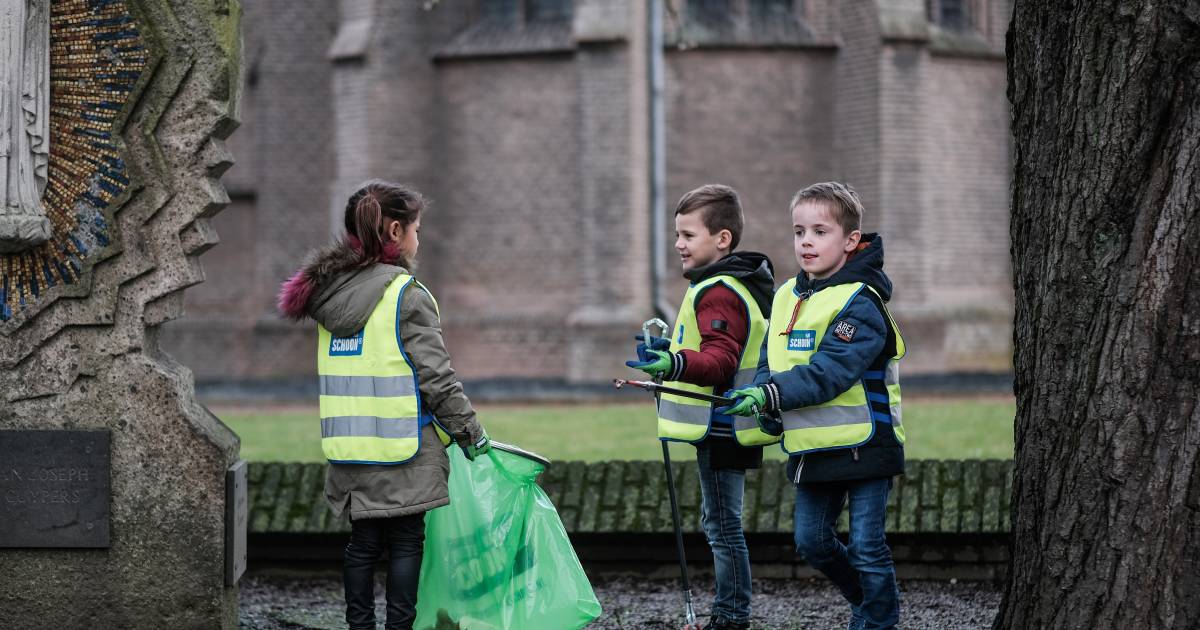 Leerlingen van 't Scathe in Pannerden ‘zingend’ het zwerfvuil te lijf ...