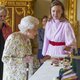 Stralende koningin Elizabeth met wandelstok gespot bij tentoonstelling