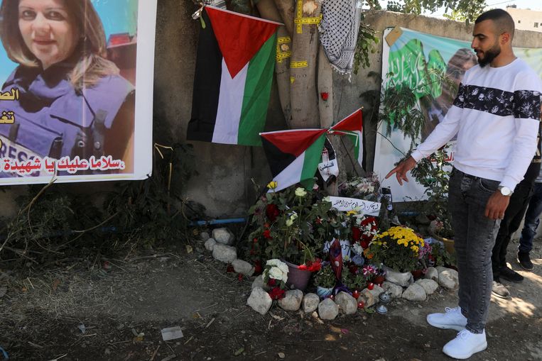 Sharif Al Azb bij de plaats nabij Jenin waar Al Jazeera-verslaggever Shireen Abu Akleh werd doodgeschoten tijdens een Israëlische militaire aanval. Hij was het die haar lichaam daar weghaalde. Beeld REUTERS
