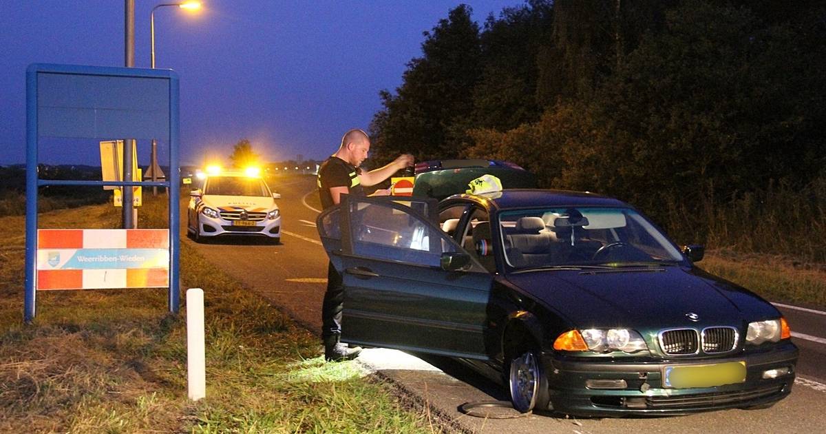 Politie houdt drie mensen aan na verkeersongeluk bij Steenwijk.