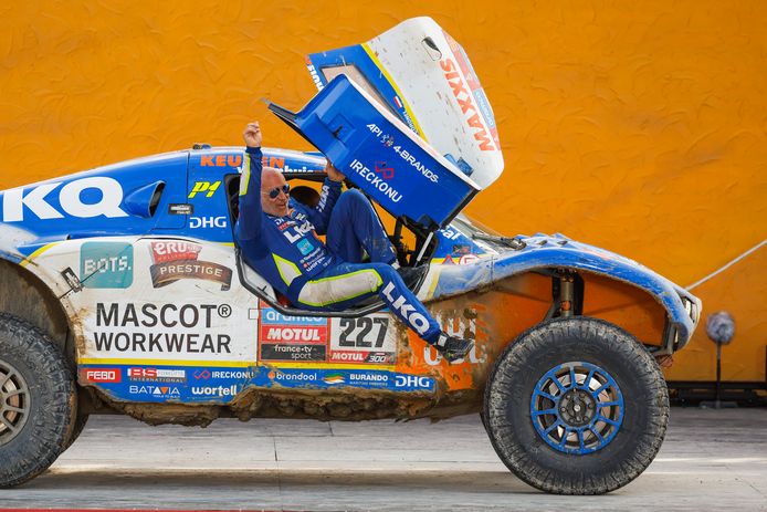 Tim kruipt uit de auto nadat hij over de finish komt.