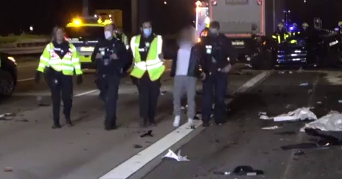 Duitse Politie Is Ramptoeristen Spuugzat Filmer Uit Auto Gehaald En Naar Crash Gebracht Buitenland Gelderlander Nl