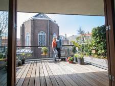 Willemien en Guido verkopen modern herenhuis omringd door historische stad: ‘Karakteristiek Haags hofje’