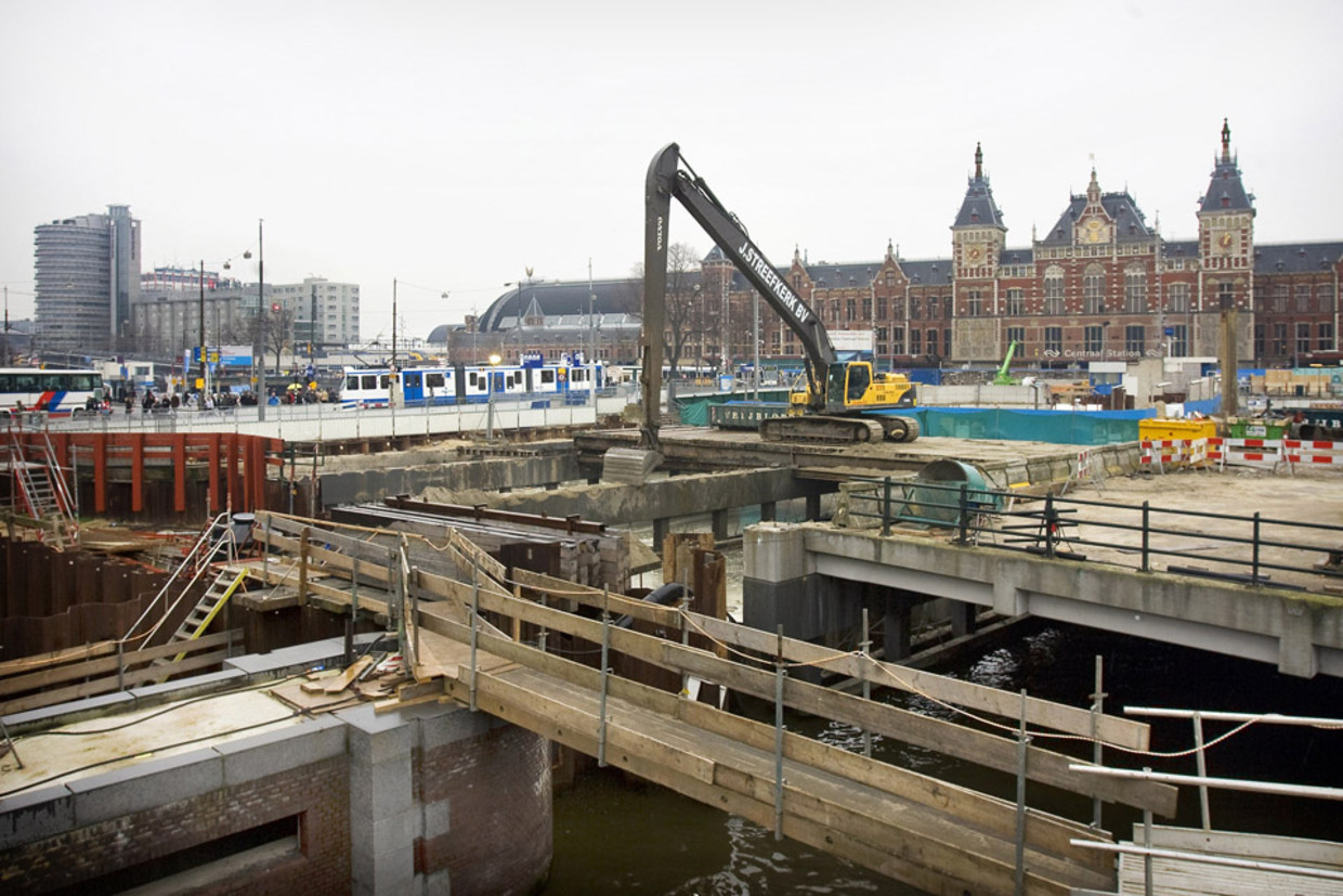 Bouwwerkzaamheden bij Amsterdam CS voor de Noord-Zuidlijn. (ANP) Beeld ANP