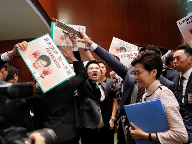 Chaos in parlement Hongkong: regeringsleider moet speech afbreken na protest parlementsleden