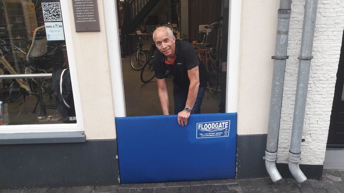Ook de floodgate die rijwielhandelaar Hans Voorn van de gemeente heeft gekregen, hield niet alle water tegen.