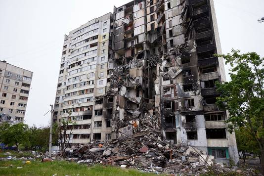 Een verwoest appartementsgebouw in Charkiv. 