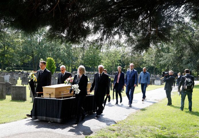 De onbekende vrouw is dinsdag begraven in Terneuzen. De burgemeester en enkele leden van het opsporingsteam woonden de plechtigheid bij.