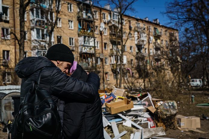 Na een bombardement in district Podilsky in Kiev