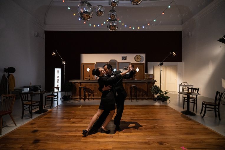 In het Franse paviljoen kun je de tangodansers bijna aanraken, in een installatie van Zineb Sedira. Beeld Biënnale van Venetië