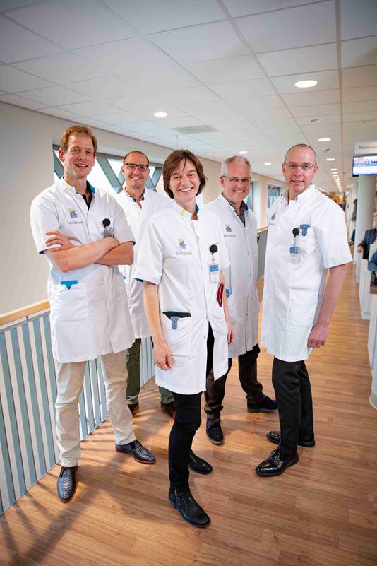 Het oncologieteam van Bernhoven. V.l.n.r. Wout van der Meij, chirurg; Geert Bulte, MDL arts; Chantal Lensen, internist-oncoloog-hematoloog; Marco van den Bogart, longarts en Allert Vos, internist-oncoloog.