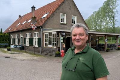 De stoelen en tafels staan er nog zoals oma die had neergezet: Jos veranderde weinig aan eetcafé ’t 