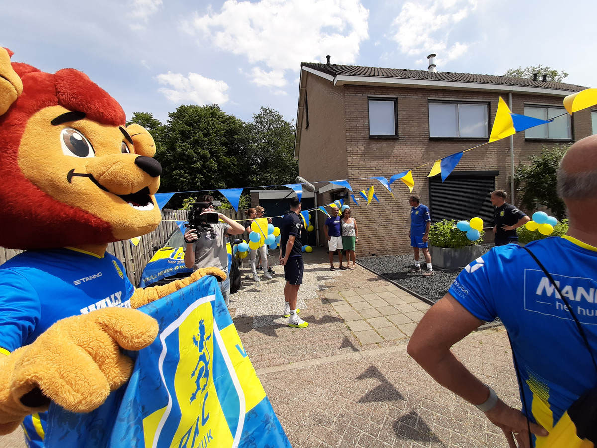 Tadaa, een RKC-surprise voor corona-overlever Joshua | Foto | AD.nl