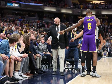 LeBron James porte les Lakers pour son retour et fait expulser deux spectateurs