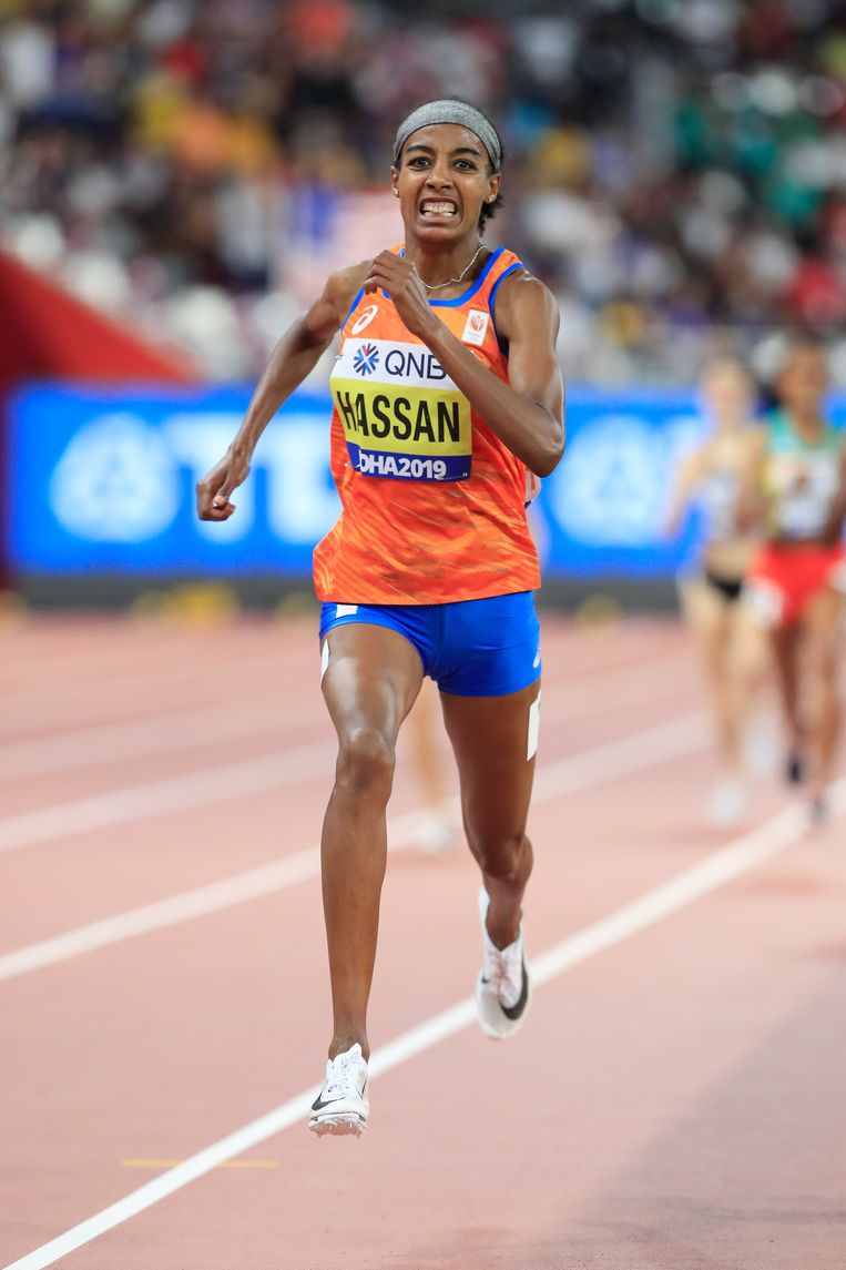Sifan hassen tijdens haar winnende race op de 1500 meter in Qatar.  Beeld Getty Images for IAAF
