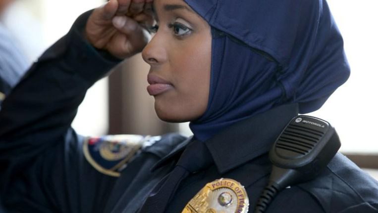 Kadra Mohammed, de eerste politievrouw van Minnesota (VS) in hijab. Beeld  