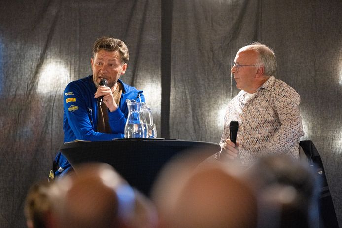 Ronald ten Kate in het ‘Verhalencafé’ van Nieuwleusen, waar hij voor een volle zaal vertelde over Ten Kate Racing, tegenover vragensteller Evert Jan Pasman.