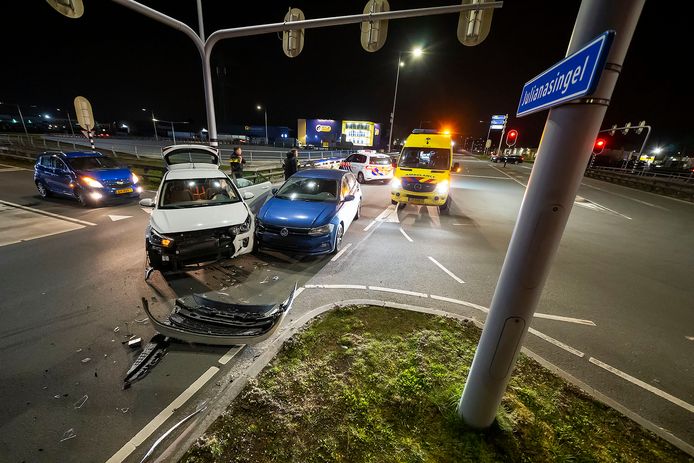 Een automobiliste is woensdagavond rond 21:50 uur gewond geraakt bij een botsing tussen twee auto's op de Julianasingel in Oss.