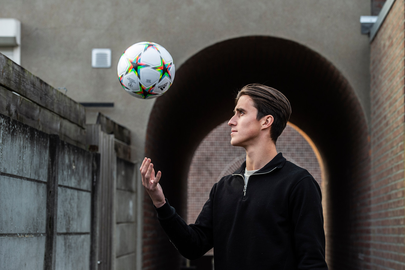 Hij was eigenlijk altijd middenvelder, maar speelt nu zijn wedstrijden als linksback. Timo Townsend heeft daarbij veel aan de tips van Jamie Kankam én zijn grote vriend Bram Umar.