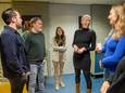 Juliëtte Hilte (midden) beantwoordt vragen van ouders tijdens de informatieavond van De Bonte Boomhut in Wijchen. Links Jarl van Sonsbeek.