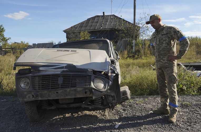 Seorang tentara Ukraina berdiri di depan sebuah kecelakaan mobil dengan huruf Z di atasnya. Foto ANP / EPA