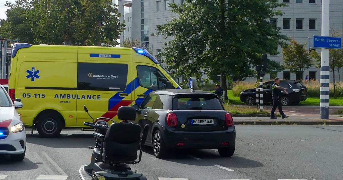 Scootmobieler in Enschede gewond na botsing met auto.