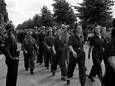 Parade van de Binnenlandse Strijdkrachten op de Fluwelensingel in Gouda op 16 juni 1945. Wie zijn toch de vrouwen die meelopen, wil Jenny Schoemaker uit Gouda weten. En wat was hun rol in het verzet?