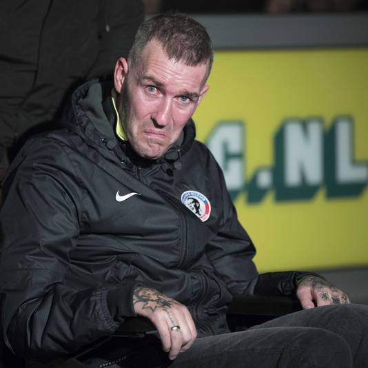 Fernando Ricksen bij de onthulling van zijn standbeeld bij het stadion van Fortuna Sittard op 12 januari 2018.