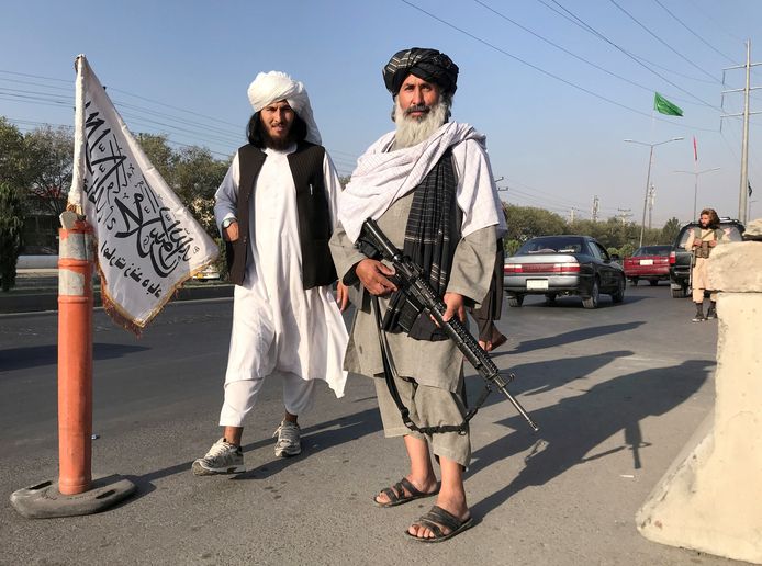 Een talibanstrijder poseert met een buitgemaakt Amerikaans M-16 aanvalsgeweer bij het Afghaanse ministerie van Binnenlandse Zaken in Kaboel.