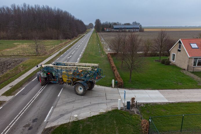 De Biddingweg bij Swifterbant wordt intensief gebruikt door landbouwverkeer, zeker in het poot- en oogstseizoen. De gemeente Dronten wil de weg opnieuw inrichten, maar aanwonenden en ondernemers vrezen dat zwaar verkeer elkaar dan niet meer kan passeren.