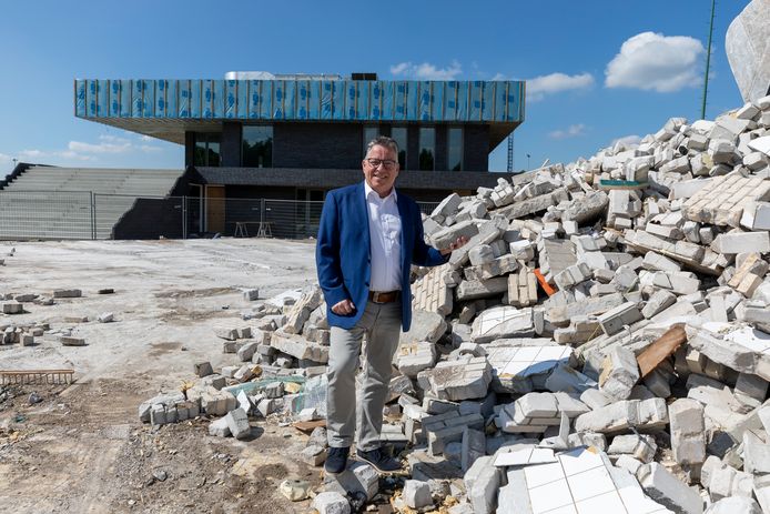 LRC Leerdam-voorzitter Raf Montezinos bij de laatste overblijfselen van sportpark Bruinsdeel. Op de achtergrond het hoofdgebouw van het nieuwe Glaspark.