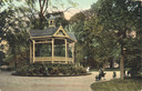 De muziektent in het Park Nieuweroord. Het is een ingekleurde prentbriefkaart uit 1905.