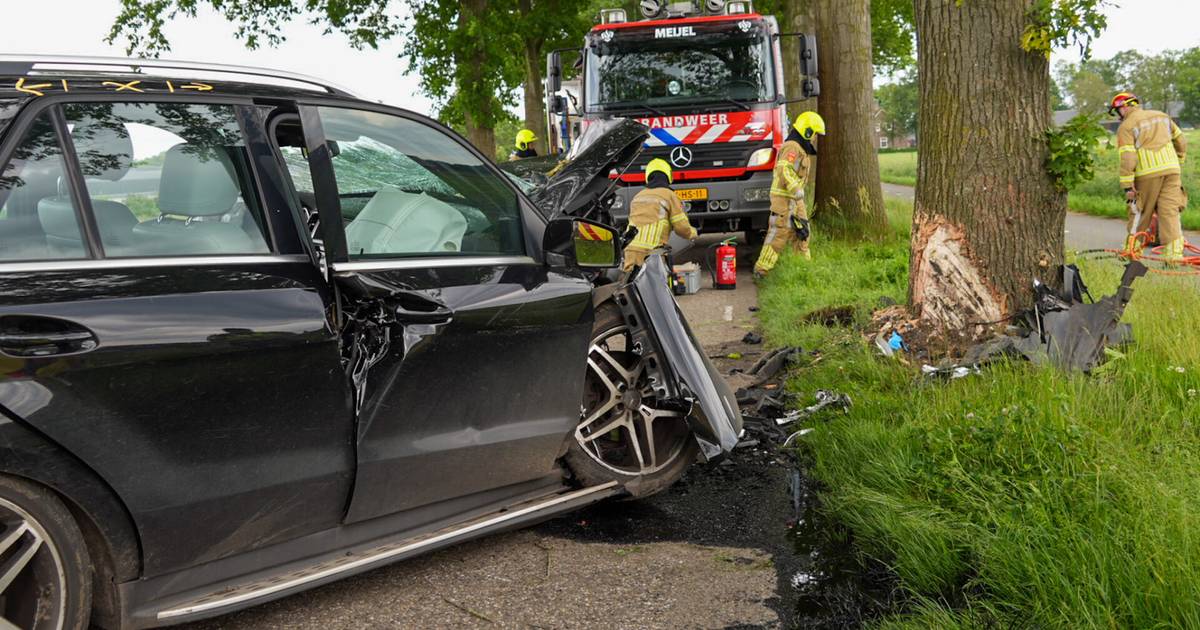 Ernstig eenzijdig ongeluk in Tubbergen, brandweer bevrijdt inzittende uit voertuig.