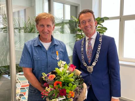 Adri van Ooijen krijgt lintje in Zevenaar voor zijn werk in Maas en Waal