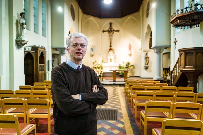 Pastoor Jürgen François in zijn kerk.