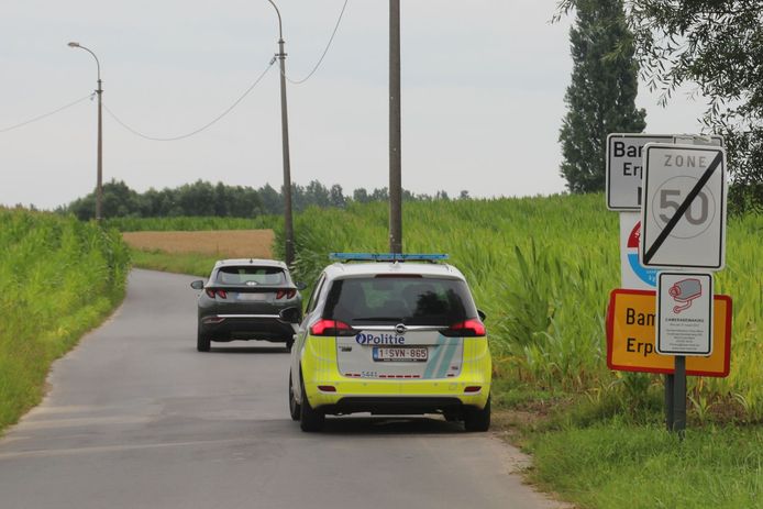 Ploegen van de Lokale politie en Wegpolitie zochten bijna twee uur naar de voortvluchtige nadat hij zijn wagen achterliet op de E40 op de grens van Zonnegem met Vlekkem.
