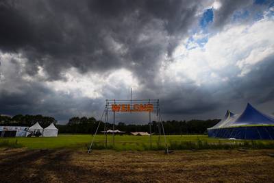 Wateroverlast in Wintelre geen spelbreker voor Welons: festival gered dankzij ‘klein droog eilandje’