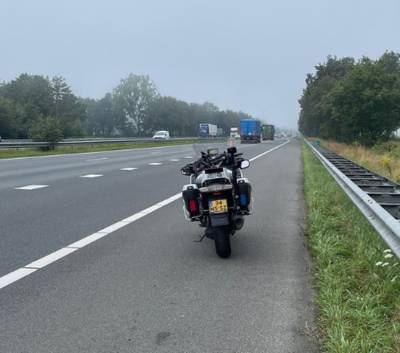 Vrouw loopt op A2 bij Budel, politie plukt haar van snelweg