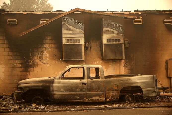 Een huis en een auto zijn door het Dixie Fire in de as gelegd in Greenville, Californië.
