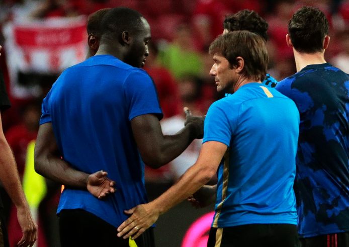 Lukaku en Conte schudden elkaar de hand, maar een samenwerking lijkt plots ver weg.