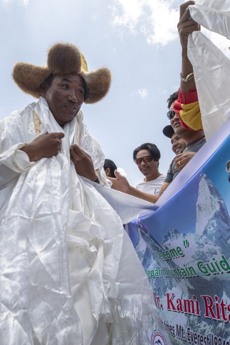 Un alpiniste népalais gravit l’Everest pour la 27e fois, un record