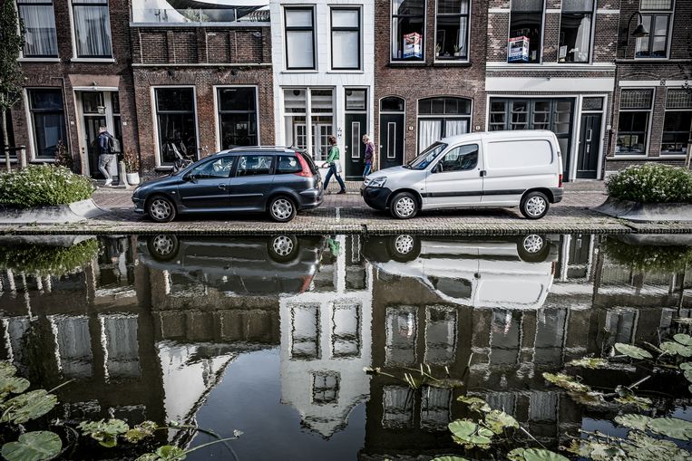 Gouda. De laaggelegen plaats waar Van Lohuizen opgroeide, zakt langzaam weg in het veen. Het hoge water kan niet zomaar worden weggepompt, omdat dan de palen bloot komen te liggen waarop de huizen zijn gefundeerd, met rotting tot gevolg. Beeld Kadir van Lohuizen / NOOR