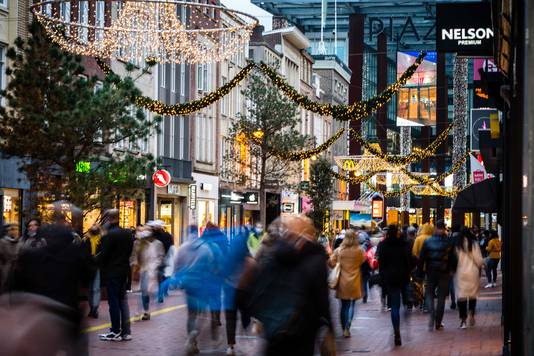 In het weekend van 28 november moest de burgemeester van Eindhoven de winkels eerder sluiten vanwege de grote drukte in de binnenstad. 