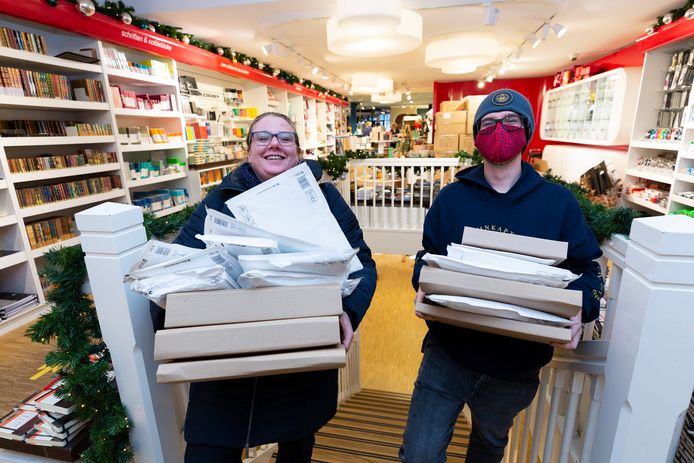 Boeken, boeken en nog eens boeken worden door de 80 medewerkers van Paagman vanuit de Frederik Hendriklaan ingepakt en op de fiets naar klanten gebracht, want leesvoer is net zo belangrijk als het kerstdiner.