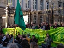 Des militants pro-climat bloquent la rue de la Loi