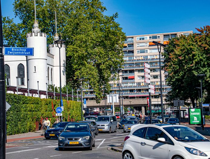 Dit najaar wordt de Bisschop Zwijsenstraat van de ring gesneden. Komende vanuit het Stadhuisplein kun je daar als automobilist niet meer linksaf in, bussen en hulpdiensten wel.