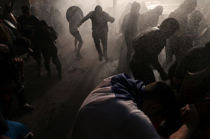 Demonstranten clashen met de politie in de Chileense hoofdstad Santiago.