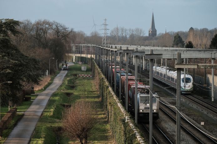 De huidige Betuwelijn tussen Zevenaar en Babberich. Op de achtergrond de kerk van Zevenaar.